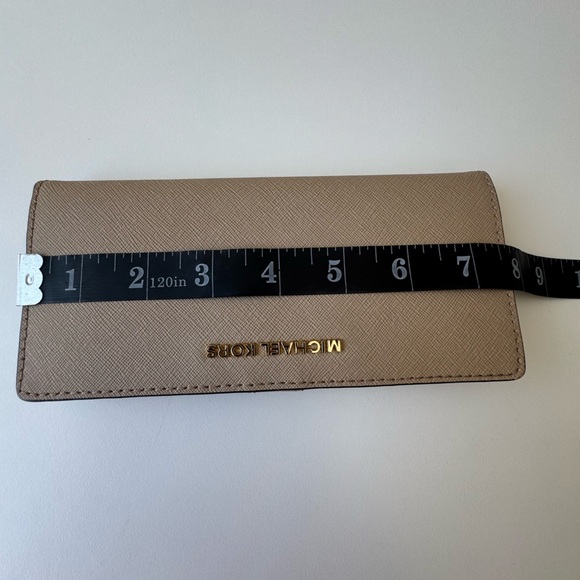 Michael Kors Jet Set Travel Beige Wallet with Gold Logo NWT - Picture 7 of 8
